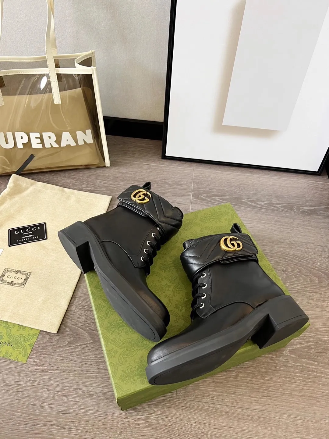 👟👟Ex-factory price 560👟👟 Autumn and winter GUCCI double G ankle boots original model opening✅ Full oil edges and metal chain details, a pull strap at the back for easy putting on and taking off, elastic design on both sides, full of high-end sense [strong] Fabric: cowhide🐂 Inner/foot pads: high-end cowhide🐂 Little Bee GUCCI TPU outsole Heel height 4cm Color: black Code number: 35-41 (41 needs to be customized) Packaging: Comes with card and cloth bag.